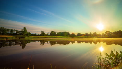 Timelapse-De-Una-Puesta-De-Sol-En-Un-Paisaje-Rural-Nubes-Suaves-En-El-Cielo