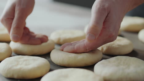 aplanar las piezas de la masa con las manos