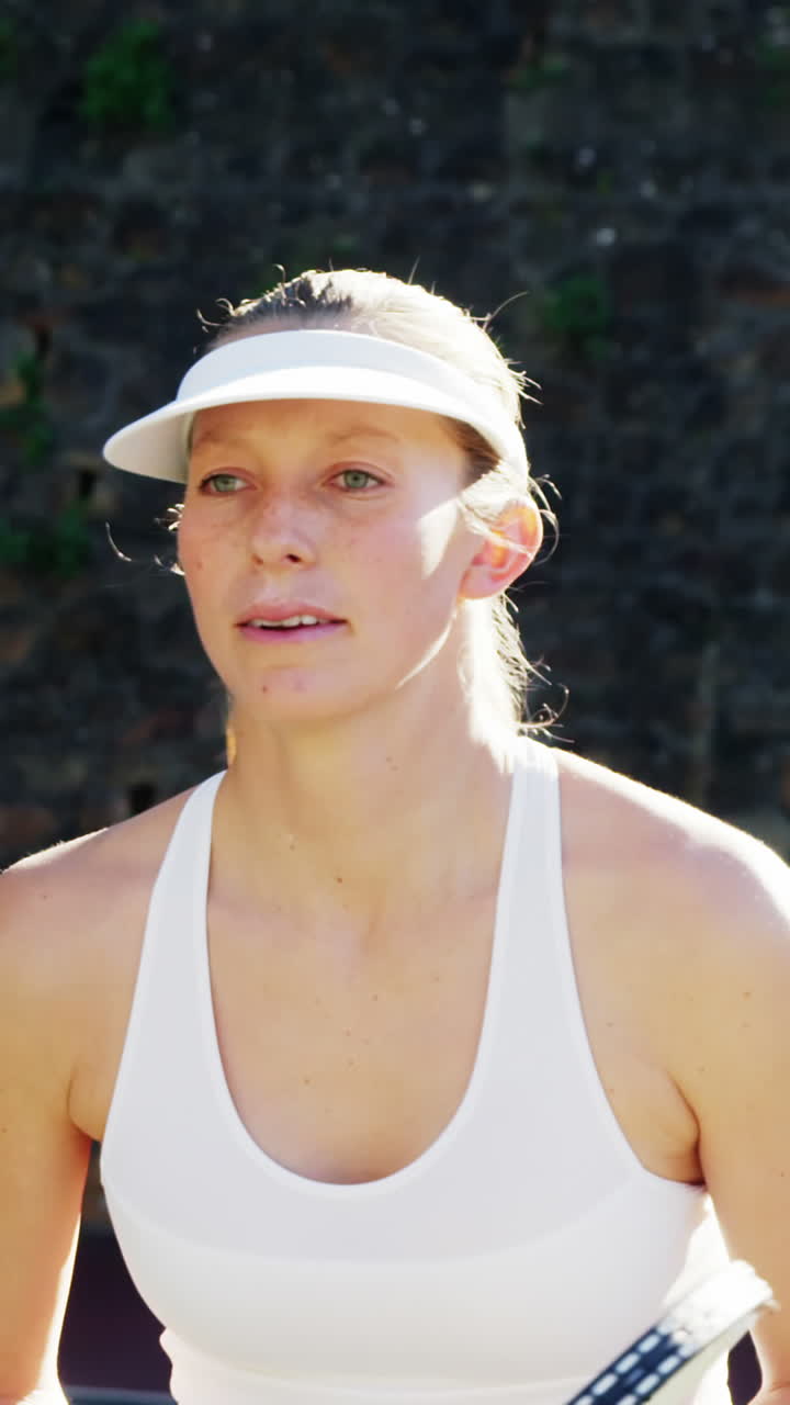 deportista activa jugando al tenis