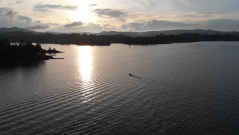 Toma-Aérea-De-Drones-Del-Lago-Guatape-En-Las-Montañas-De-Colombia-Durante-La-Tarde.