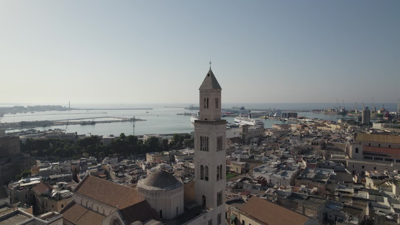 vista aérea panorámica de la catedral de bari san sabino y gran puerto en bari, italia