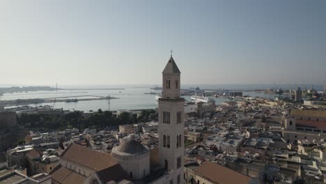 Vista-Aérea-Panorámica-De-La-Catedral-De-Bari-San-Sabino-Y-Gran-Puerto-En-Bari,-Italia