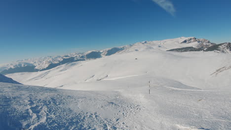 Punto-De-Vista-De-Escalar-Una-Montaña-De-Invierno