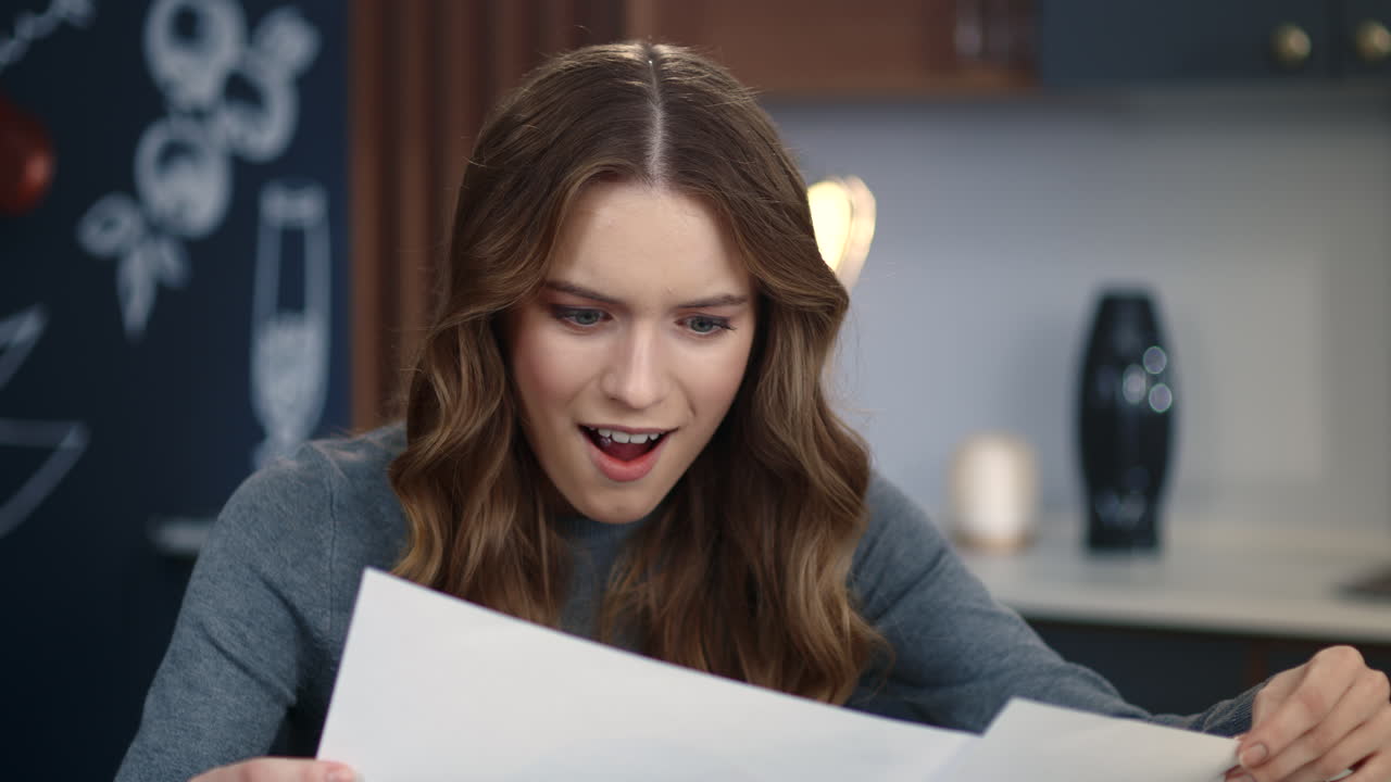 retrato de una mujer de negocios emocionada buscando estadísticas financieras en la oficina de su casa.