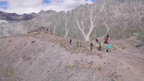 excursionistas en un paisaje montañoso
