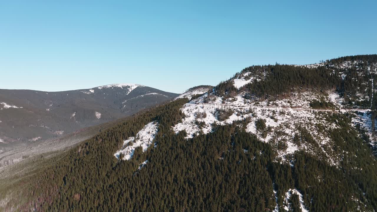 fotografía de un avión no tripulado de un valle montañoso de invierno cubierto de nieve en la república checa