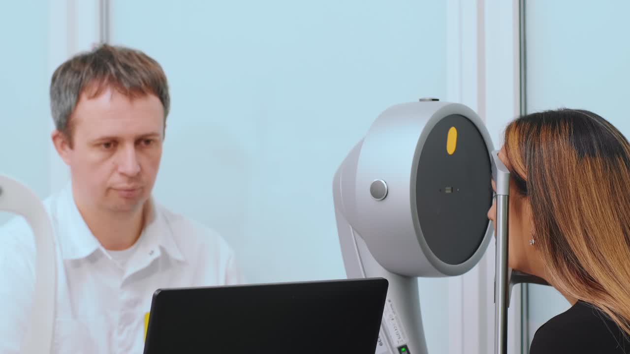 시력 검사. 눈 검사 장비. 시력이 좋지 않은. 안과 의학에 대한 의료 장비. 안과