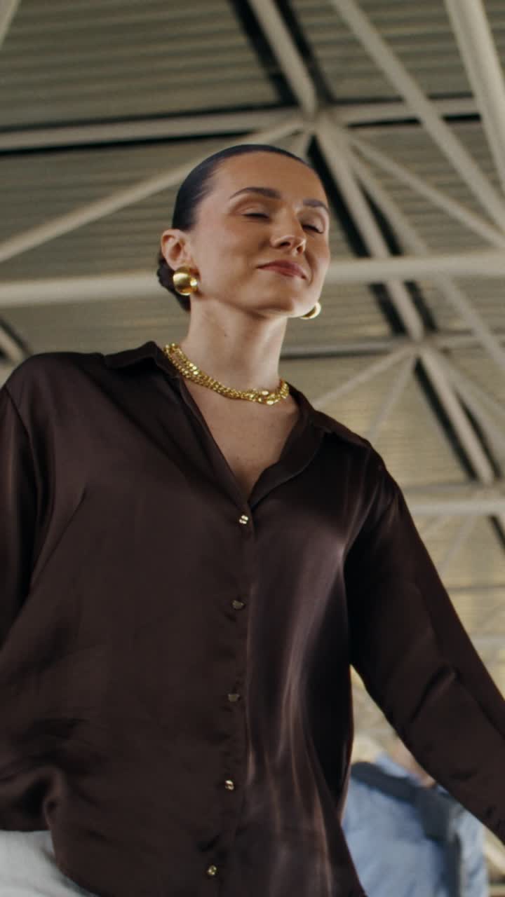 Mulher no aeroporto