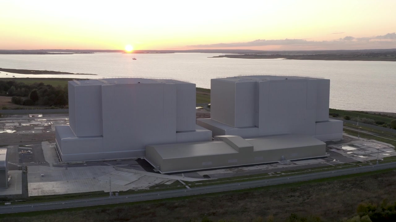 Centrale nucleare di Bradwell dismessa con un magnifico tramonto che cala sul fiume