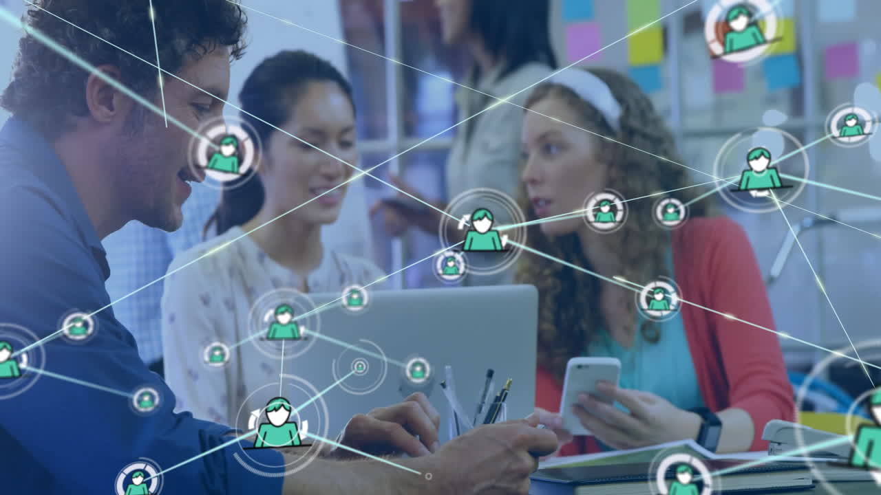 사무실에서 일을 논의하는 다양한 동료들에 대한 아이콘과의 연결 네트워크의 애니메이션