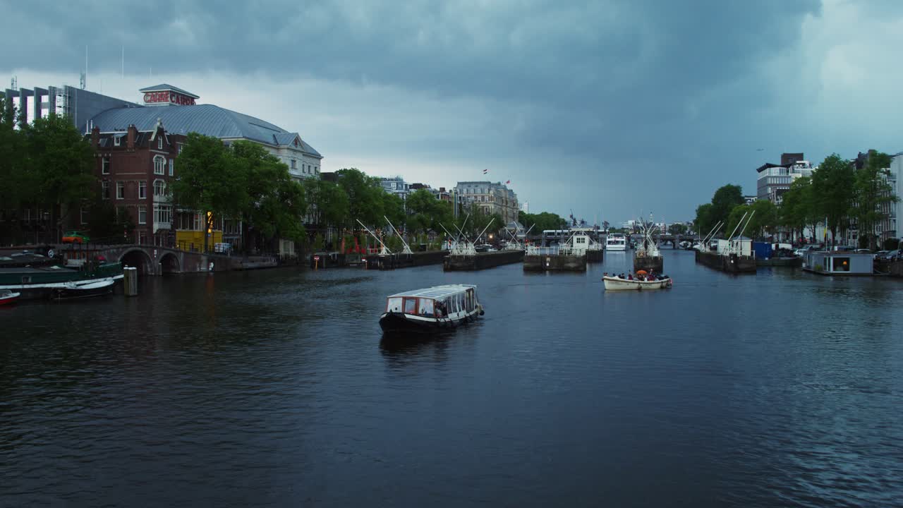 암스테르담 운하 장면 황혼