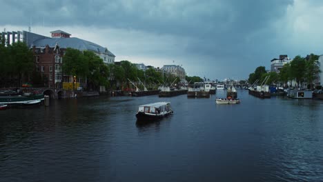 escena del canal de ámsterdam en el crepúsculo