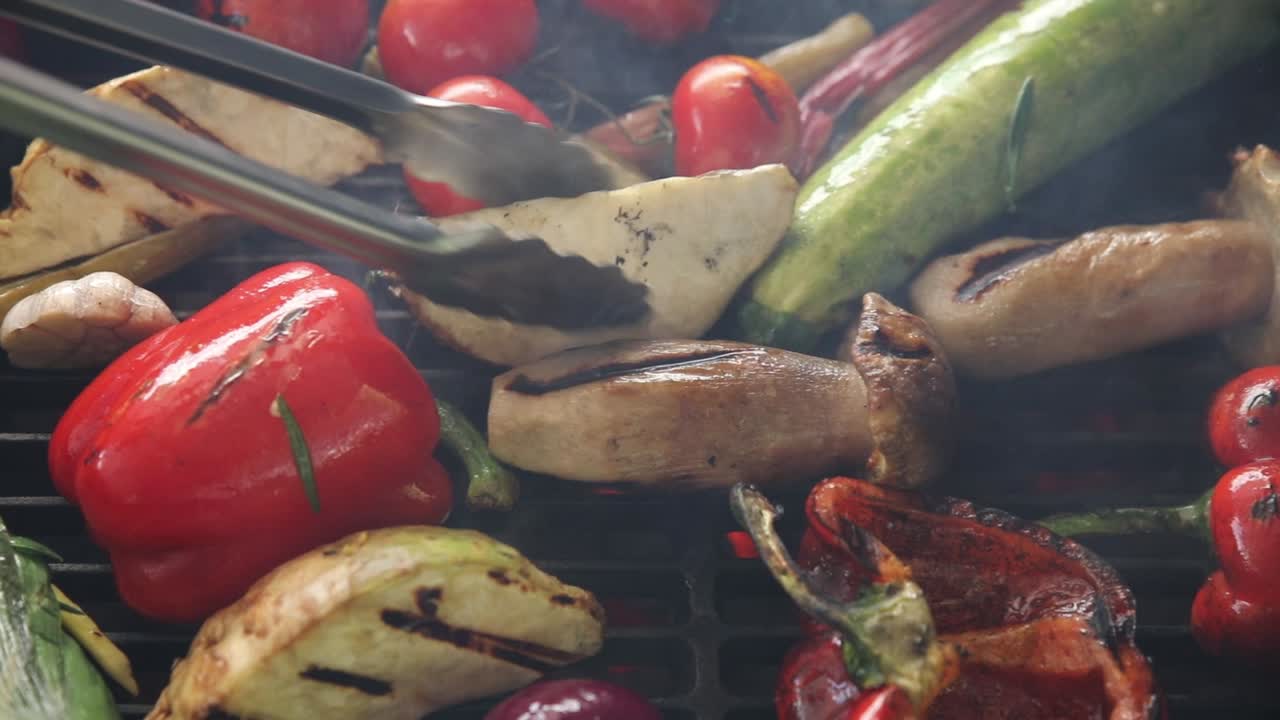 바베큐 그릴에 긴 채소 메들리