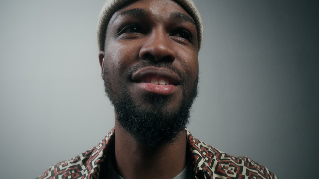 hombre con una expresión de sorpresa