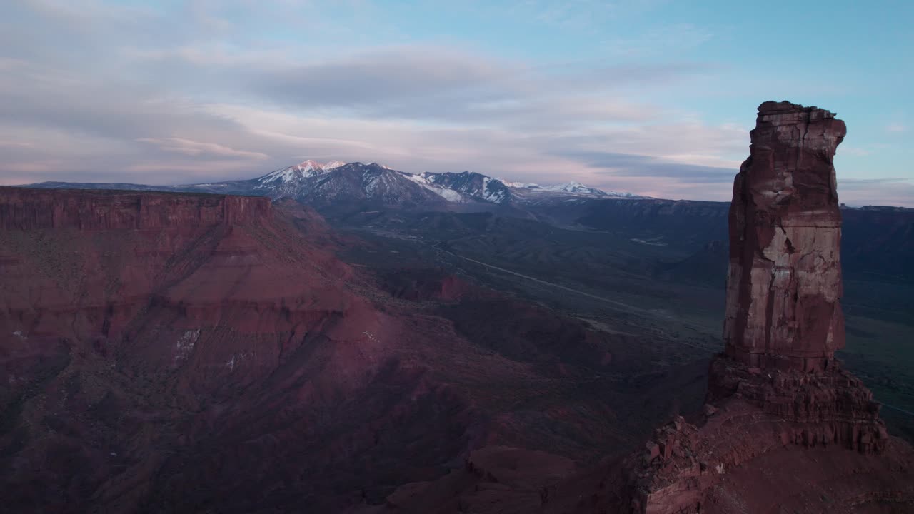 imágenes aéreas de la icónica torre castleton mesa en moab, utah