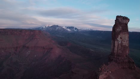 Imágenes-Aéreas-De-La-Icónica-Torre-Castleton-Mesa-En-Moab,-Utah