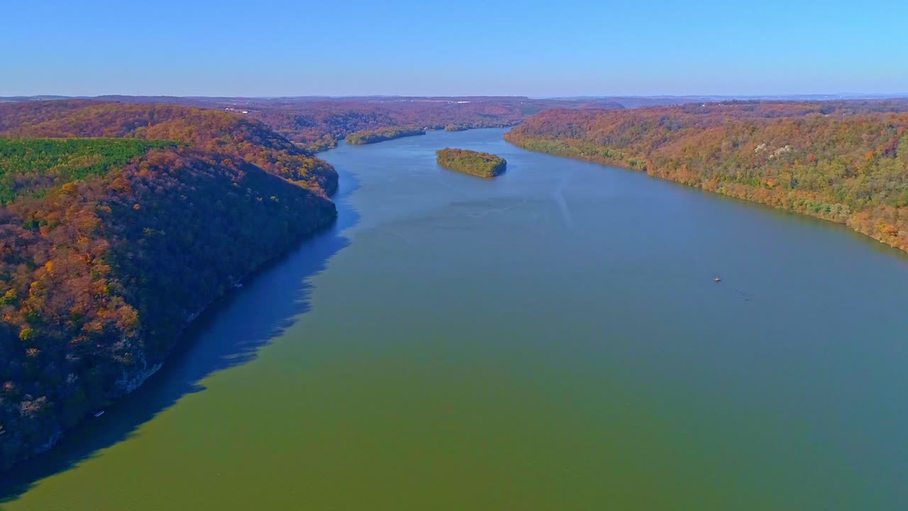 언덕 쪽 화창한 가을 날에 가을 나무 색상의 조감도