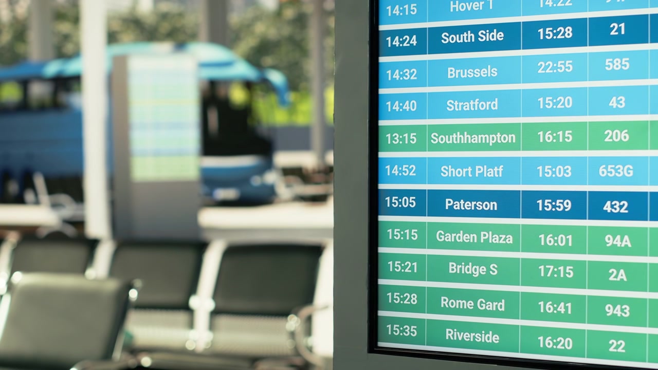 Sala vuota della stazione degli autobus con display digitali degli orari di partenza