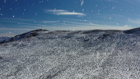 hermosa montaña cubierta de nieve blanca durante la nevada, vista aérea ascendente