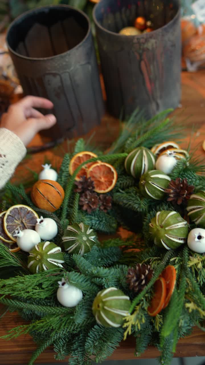 haciendo una hermosa corona de navidad