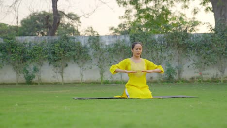 Indisches-Mädchen-Macht-Yoga-Übungen-Zum-Ein--Und-Ausatmen