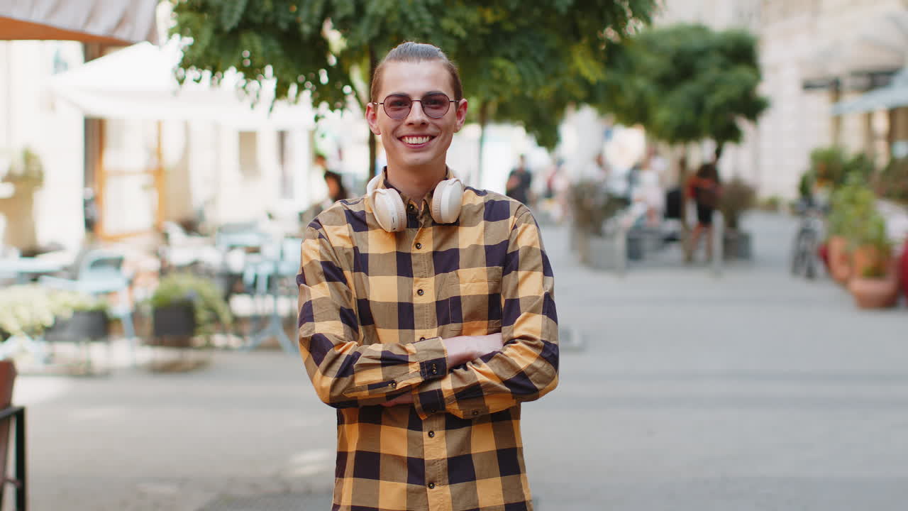 Retrato de un hombre feliz de pie, de espaldas, que se gira con una expresión alegre y sonriente mirando a la cámara