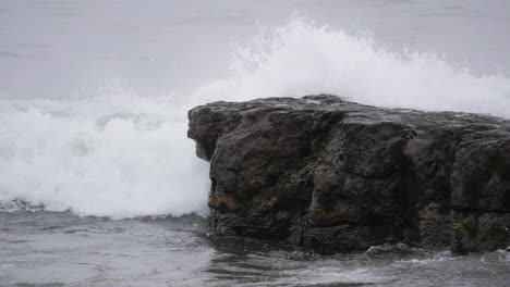 Ondas-En-Cámara-Lenta-Golpeando-La-Roca