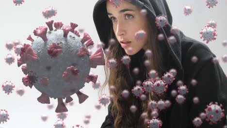 animación de células de macro coronavirus covid-19 extendiendo una mujer encapuchada hacker