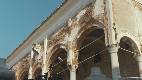 hermosa arquitectura abandonada del viejo mundo que está en ruinas y en mal estado