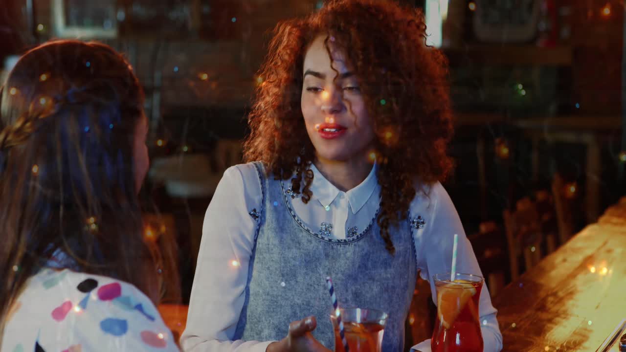 Animação de pontos sobre amigas diversas e felizes com bebidas