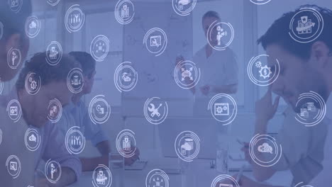 video de íconos de la tecnología sobre fondo azul con diversos empresarios hablando en la oficina