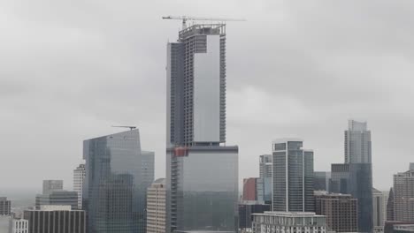 Vista-De-Cerca-De-Los-Edificios-En-El-Centro-De-Austin,-Texas-Con-Paralaje-De-Drones-Girando-De-Izquierda-A-Derecha