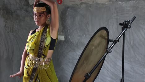 pretty-asian-young-model-dress-up-like-an-indian-posing-for-a-photoshoot-inside-a-bare-studio-with-just-the-natural-light-and-reflector