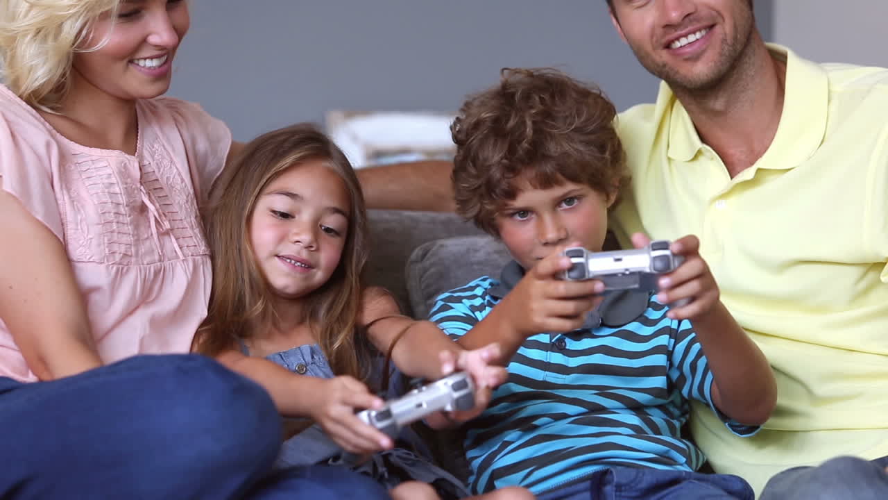 Genitori che guardano i loro figli giocare ai videogiochi