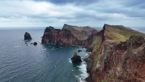 Belleza-Escarpada-Del-Promontorio-Oriental-De-Madeira-Con-Espectaculares-Acantilados