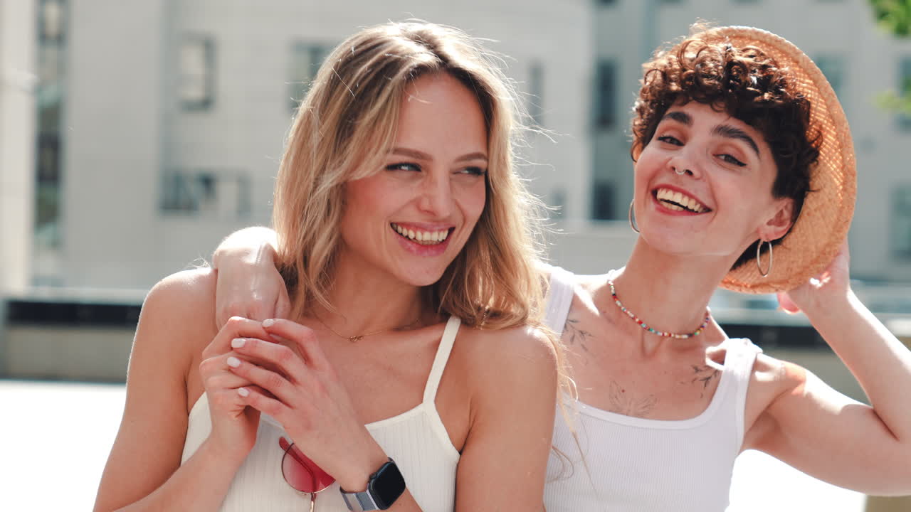 두 명의 행복한 여성들이 야외에서 웃고 있습니다.