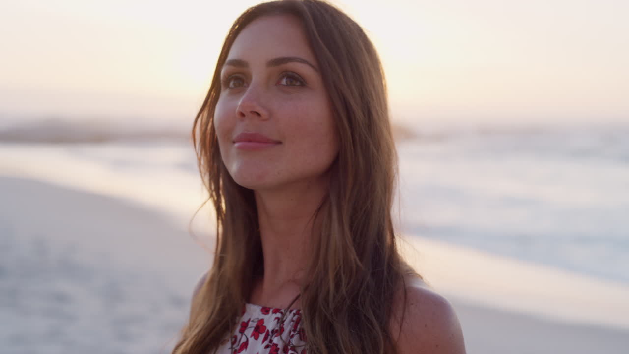 Donna, libertà e pace con vista sulla spiaggia