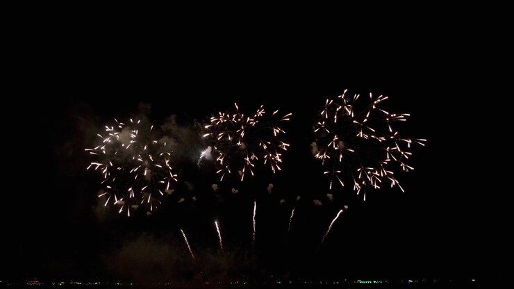 Inizia con tre razzi seguiti da esplosioni a fungo argentate, poi esplosioni a stella ad alta quota, Festival Internazionale di Fuochi d'Artificio di Pattaya 2023, Thailandia.