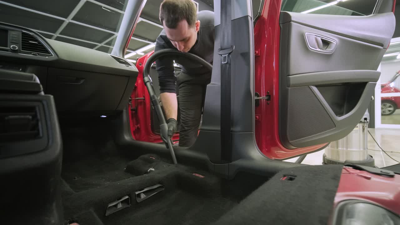 전문적인 자동차 청소. 샤워. 의 건조 청소 및 세부 사항. 바디의 깊은 청소, 좌석 청소. 자동차 세탁에서 거품을 는. 먼지에서 자동차 패널을 청소하는. 진공청소기