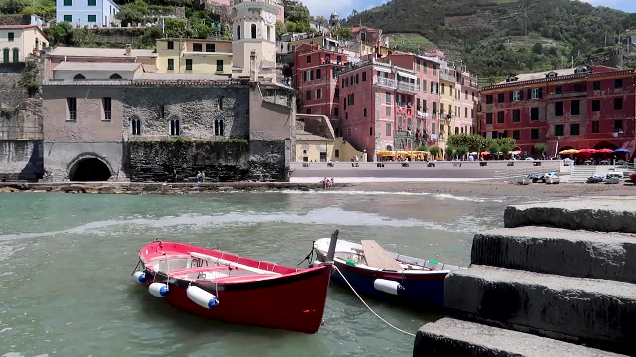 vernazza 이탈리아 항구 cinque terre의 낚시 보트