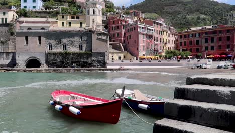 Fischerboote-Im-Hafen-Von-Vernazza,-Italien,-Cinque-Terre