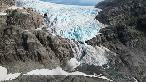 El-Agua-De-Deshielo-Sale-De-Debajo-Del-Glaciar-Azul-Hardangerjokulen