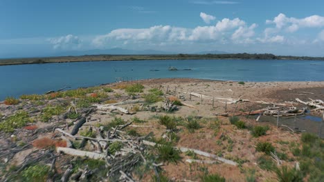 Urlaub-Strand-Meer-Mit-Savanne-Meer-Küste-Im-Maremma-Nationalpark-In-Der-Toskana,-Italien-Mit-Dem-Delta-Des-Flusses-Ombrone-Und-Blauem-Wasser-Und-Wolkenhimmel