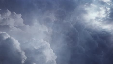 vista de tormentas eléctricas, cambios climáticos en nubes oscuras