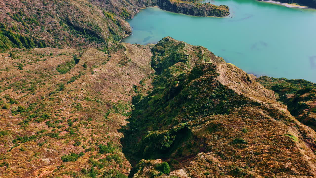 colinas de islas volcánicas vista de avión no tripulado. pintoresco paisaje de naturaleza salvaje en la orilla del mar.