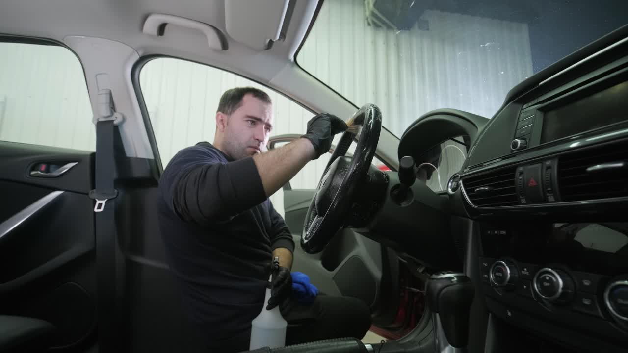 limpieza profesional de automóviles. lavado de sars. detalles interiores. limpieza en seco y detalles del interior de un automóvil. limpeza profunda de asientos. limpeza de espuma en el lavado de automóviles; limpieza del panel del automóvil del polvo. una aspiradora