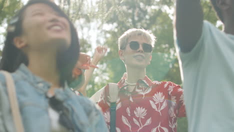 vrienden op een muziekfestival buiten