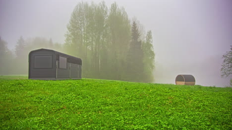 Timelapse-Matutino-Brumoso-Del-Camping-Con-Sauna-En-Verano