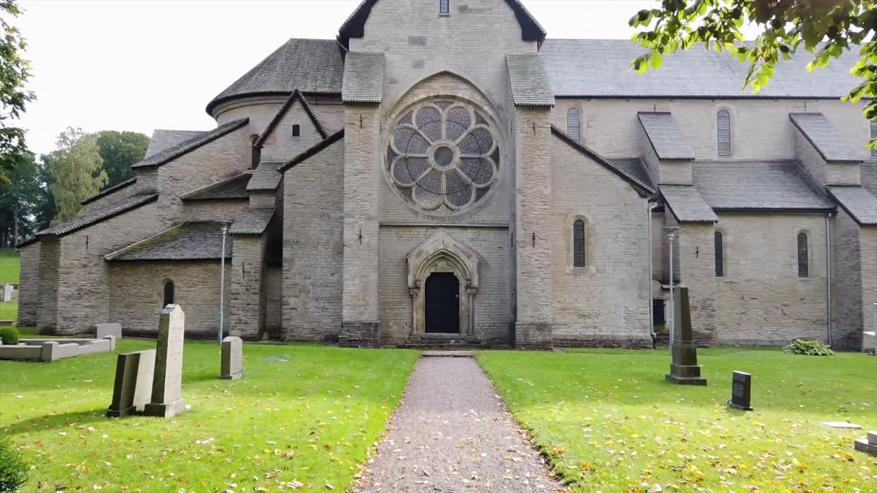 1040년대에 지어진 varnhem 수도원은 정문을 향해 하이퍼랩스 이동 샷으로 촬영되었습니다.