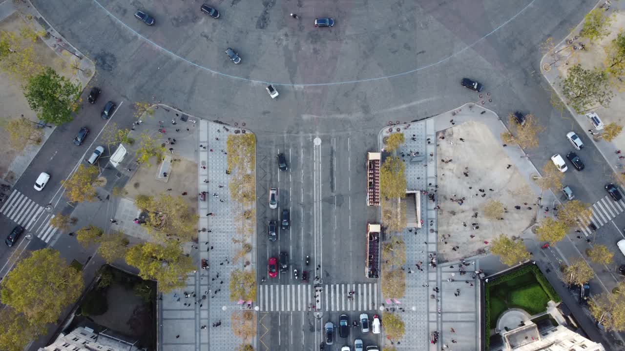 드론으로 찍은 파리의 트리프 아크 주변의 공공 공간